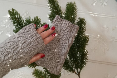 Crochet pattern for fingerless gloves / wrist warmers "Lilly"