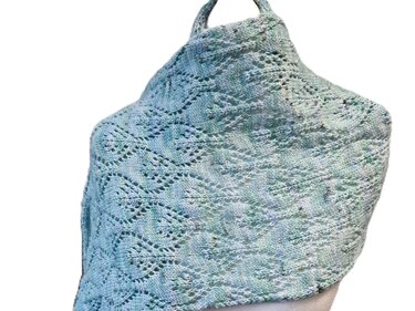 Hellblauer gestrickter Schal mit Blatt-Lacemuster, drapiert über eine Büste