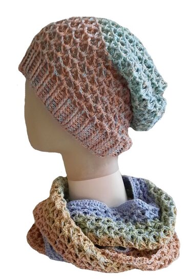 Mannequin mit gehäkelter pastellfarbener Slouch-Mütze und passendem Loop-Schal