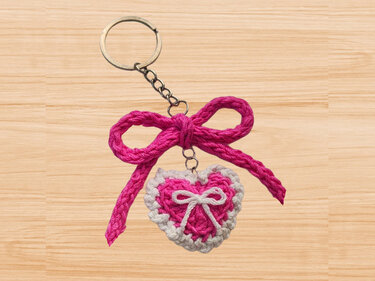Herz & Schleifen-Schlüsselanhänger PDF + Videoanleitung | nontycrochet - Häkeln