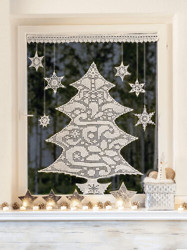 Weiß gehäkelter Spitzen-Weihnachtsbaum als Fensterbild mit hängenden Sternen und Spitzenbordüre