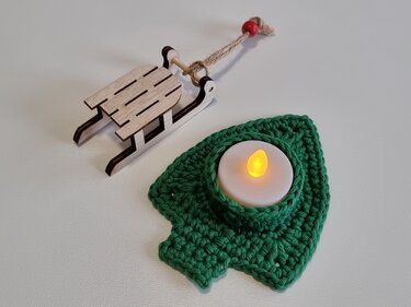 Gehäkelter Tannenbaum-Teelichthalter mit LED-Teelicht und Holzschlitten