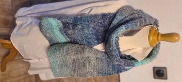 Gehäkelter Schal mit Blau‑ und Mint‑Farbverlauf auf Schneiderpuppe