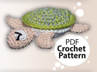 Gehäkelte Amigurumi-Schildkröte mit grün-grauem Panzer und rosa Körper, daneben ein Kreis mit dem englischen Schriftzug „PDF Crochet Pattern“.