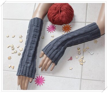 Fingerlose lange Armstulpen mit Rippen- und Zopfmuster auf Modellhänden