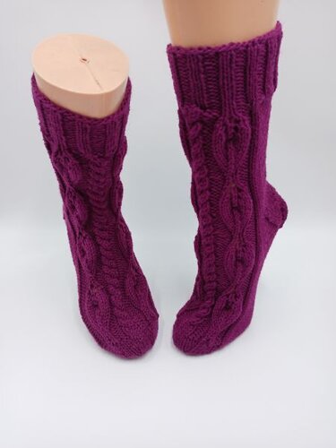 Wadenhohe, beerenfarbene Zopfsocken auf Fußformen