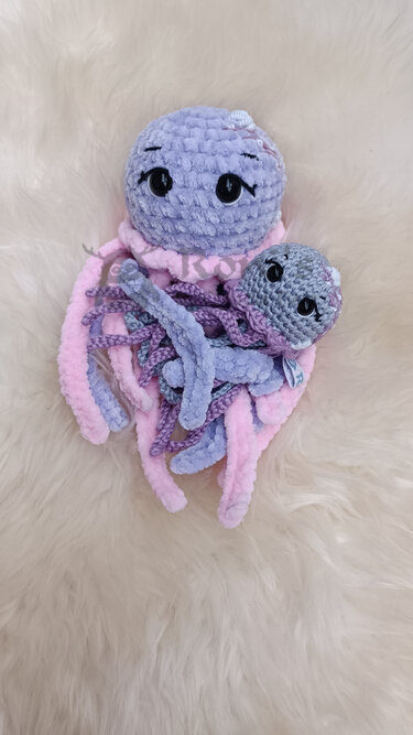 Jolly Jellyfish: Anleitung für Qualle Amigurumis/Rasseltiere mit Stickerei - Häkeln