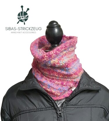 Mannequin mit schwarzer Jacke trägt gestrickten Loop-Schal in rosa-lila Melange