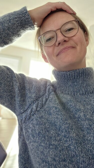 Strickanleitung: Sweater Amy (Rollkragenpullover mit Zopfmuster)