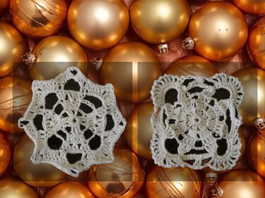 Weiße gehäkelte Granny-Motive (Quadrat und Stern) auf goldenen Weihnachtskugeln.