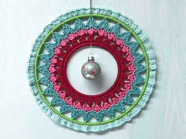 Crochet Pattern "Wreath with ornament", Wall + Window or Christmas Decor - Image 5