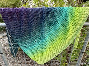 Gehäkeltes Dreieckstuch in Netzstich mit Farbverlauf von Dunkelviolett zu Limettengrün