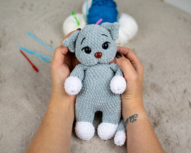 Häkelanleitung Katze „Misty“ – kuschelige Amigurumi Katze aus Chenillegarn
