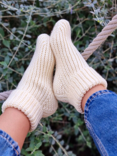 S.1 Crochet socks pattern. PDF in English and German.