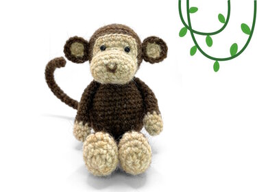 gehäkelter Amigurumi-Affe braun beige sitzend mit geschwungenem Schwanz