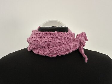 Altrosa gestricktes Lacetuch mit offenem Lacemuster auf schwarzer Büste