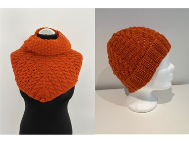 Rostorangener gestrickter Loop mit Rollkragen auf Schaufensterpuppe neben passender gestrickter Mütze auf Styroporkopf