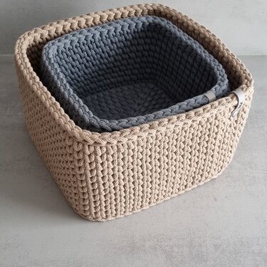 Gehäkeltes Körbchen mit einem quadratischen Boden - Häkeln