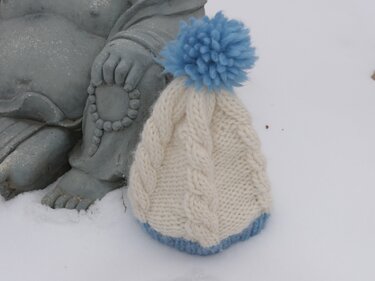 Mütze Lisa No. 1 zweifarbig gestrickt mit Zopfmuster und Bommel - Stricken