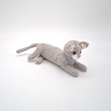 Carrie, the reclining cat - Crochet