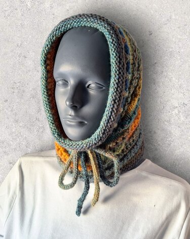 Mannequin trägt gestrickten Kapuzen-Loop in Grün-, Gelb- und Orangetönen mit gebundener Kordel