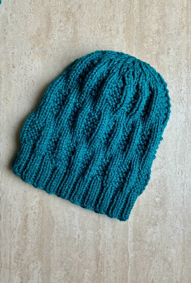 Gestrickte Beanie mit Zopfstruktur und geripptem Bündchen in Türkis
