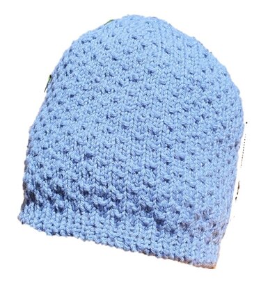 Hellblaue gestrickte Mütze mit dichtem, strukturiertem Maschenmuster