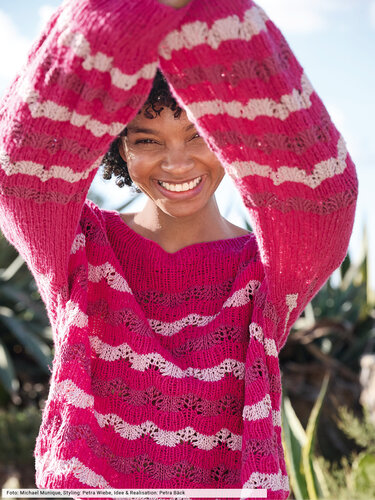 Pulli mit Wellenstrukturen