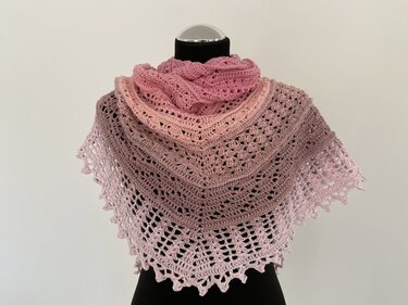 Gehäkeltes Dreieckstuch in Rosa- und Mauvetönen mit Lochmuster auf einer Schneiderpuppe