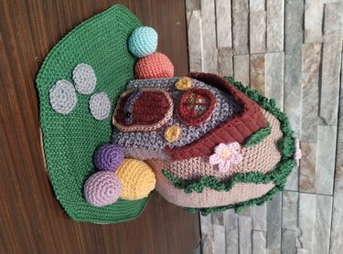 Häkelanleitung für ein Wichtelhaus im Osterei-Design