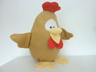 Genähtes Kuschelhuhn in Braun mit roten und gelben Stoffdetails