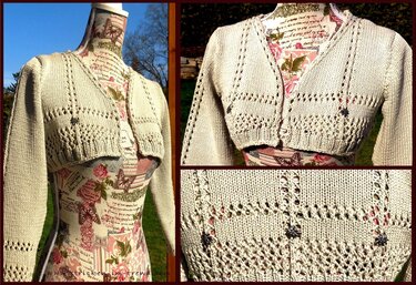 Cremefarbener, kurz geschnittener Strickbolero mit Lochmuster und V-Ausschnitt auf einer Schneiderpuppe