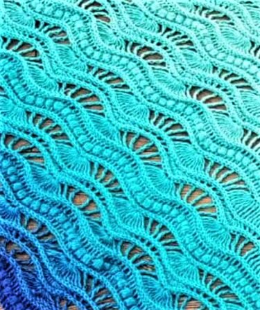 Gehäkelter Schal mit Blau-Türkis-Ombre und Wellenmuster