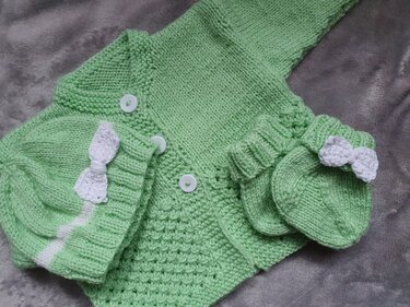 Strickanleitung Babygarnitur Größe 56/62 im Netzmuster!