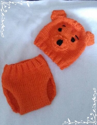 Gestrickte orangefarbene Bärenmütze mit Ohren und passendes Windelhöschen