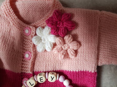 Strickanleitung Babyjäckchen in Rosatönen Größe 68/74