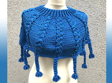 kurzer gehäkelter blauer Damenponcho mit Rippenkragen und geflochtenen Quasten