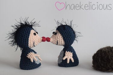 Zwei liebevoll arrangierte gehäkelte Igel-Figuren mit roten Nasen, sich gegenüberstehend