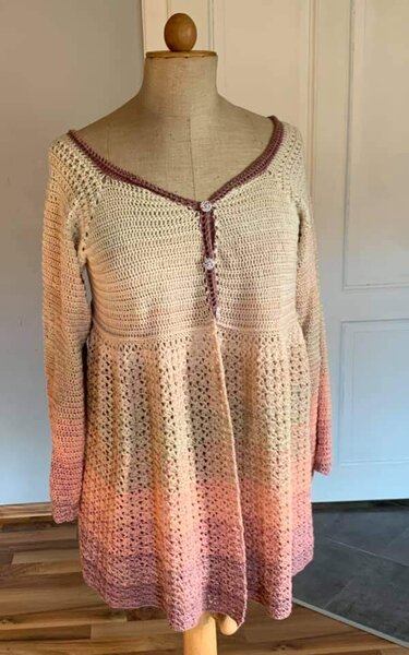 Gehäkelte Damenjacke in Creme, Rosé und Beere mit V-Ausschnitt und Knopfleiste auf Schneiderpuppe
