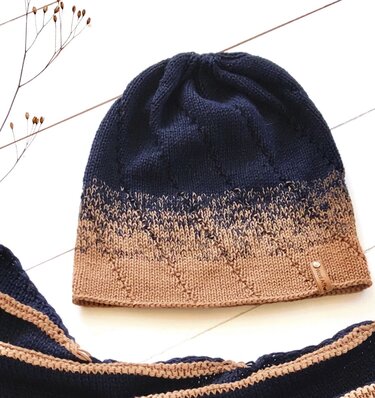 Gestrickte Beanie in Marineblau und Camel mit passendem Schal