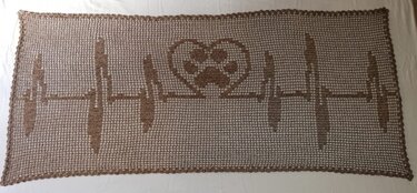 Gehäkelter Schal in Braun mit Herzschlaglinie und Herz-Pfotenabdruck