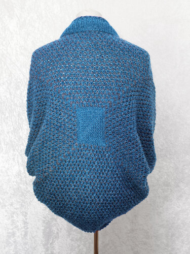 Blauer gestrickter Seelenwärmer mit Kragen, Rückansicht auf Schneiderpuppe