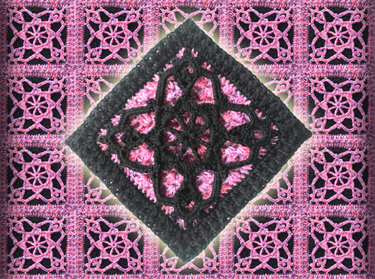 Gehäkeltes Quadrat in Schwarz und Rosa mit ornamentalem, durchbrochenem Muster vor Hintergrund aus vielen rosa Häkelquadraten