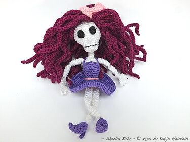 Gehäkelte Amigurumi-Skelettpuppe mit burgunderroten Haaren und lila Kleid