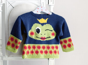 Dunkelblauer gestrickter Baby-Pullover mit zwinkerndem Froschgesicht, gelber Krone und gepunkteten hellgrünen Bündchen