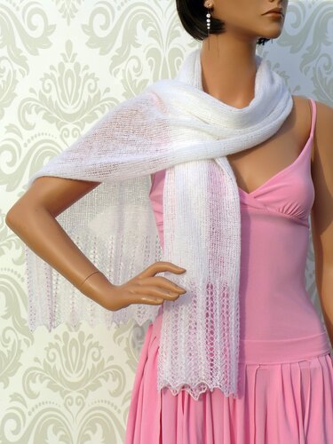 Mannequin mit weißem, feinem gestrickten Spitzenschal mit Lacemuster und gezacktem Saum
