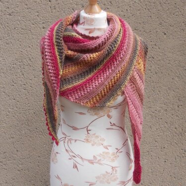 Gestricktes Dreieckstuch in Rosa, Senf und Grau auf Schneiderpuppe drapiert