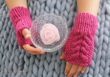 Strickanleitung Stulpen ++ Luisa ++ mit Zöpfchen, alle Größen (Erwachsene und Kinder)