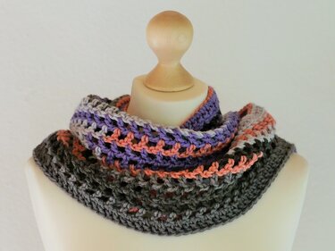 Häkelanleitung Dreiecksschal „Josephine“ – V-Schal einfach & schnell häkeln