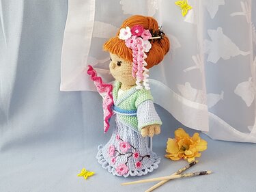 Häkelanleitung Puppenkleidung, Kiomi das Kirschblütenmädchen